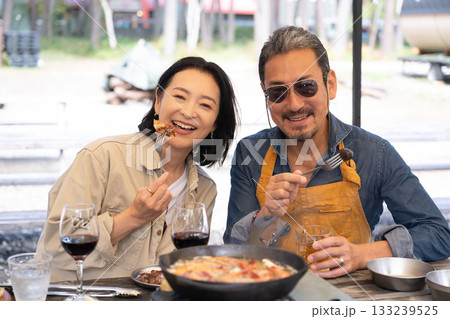 キャンプを楽しむ家族　山梨・八ヶ岳 133239525