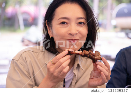 キャンプを楽しむ家族　山梨・八ヶ岳 133239527