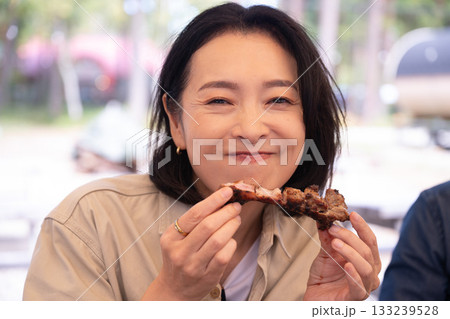 キャンプを楽しむ家族　山梨・八ヶ岳 133239528