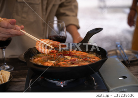 キャンプを楽しむ家族 山梨・八ヶ岳 キャンプを楽しむ家族 山梨・八ヶ岳 133239530