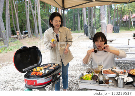 キャンプを楽しむ家族 山梨・八ヶ岳 キャンプを楽しむ家族 山梨・八ヶ岳 133239537
