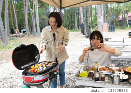 キャンプを楽しむ家族　山梨・八ヶ岳 133239538