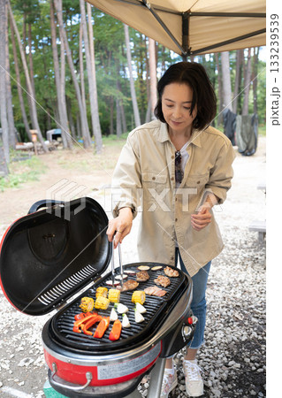 キャンプを楽しむ家族　山梨・八ヶ岳 133239539