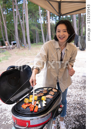 キャンプを楽しむ家族　山梨・八ヶ岳 133239543