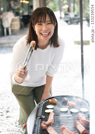 キャンプを楽しむ家族 山梨・八ヶ岳 キャンプを楽しむ家族 山梨・八ヶ岳 133239554