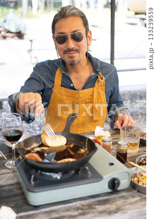 キャンプを楽しむ家族 山梨・八ヶ岳 キャンプを楽しむ家族 山梨・八ヶ岳 133239559