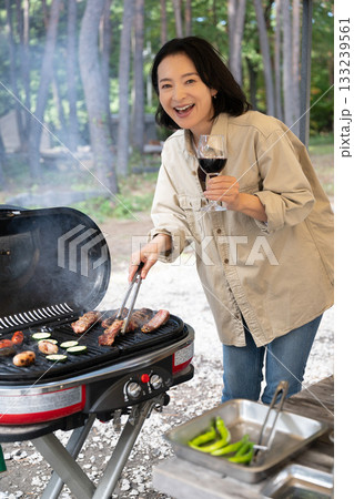 キャンプを楽しむ家族 山梨・八ヶ岳 キャンプを楽しむ家族 山梨・八ヶ岳 133239561