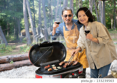 キャンプを楽しむ家族　山梨・八ヶ岳 133239563