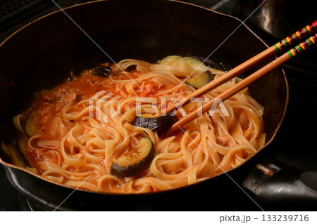 調理中の茄子とツナのトマトソースパスタ 133239716