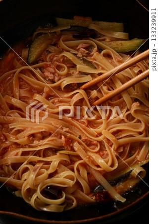 調理中の茄子とツナのトマトソースパスタ 133239911