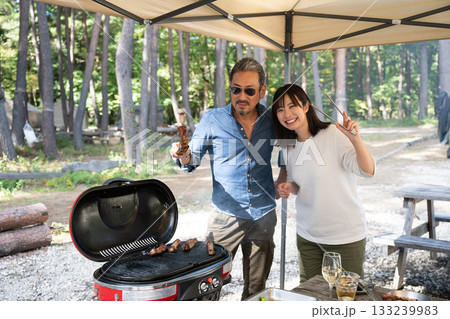 キャンプで料理を楽しむ家族 山梨・八ヶ岳 キャンプで料理を楽しむ家族 山梨・八ヶ岳 133239983