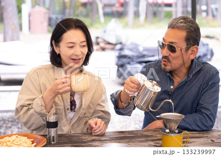 キャンプで料理を楽しむ家族 山梨・八ヶ岳 キャンプで料理を楽しむ家族 山梨・八ヶ岳 133239997