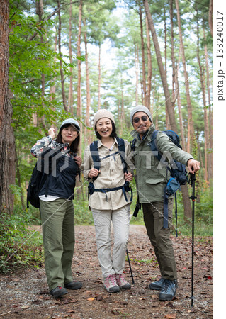 キャンプで料理を楽しむ家族 山梨・八ヶ岳 キャンプで料理を楽しむ家族 山梨・八ヶ岳 133240017