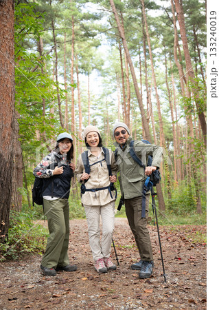 キャンプで料理を楽しむ家族 山梨・八ヶ岳 キャンプで料理を楽しむ家族 山梨・八ヶ岳 133240019