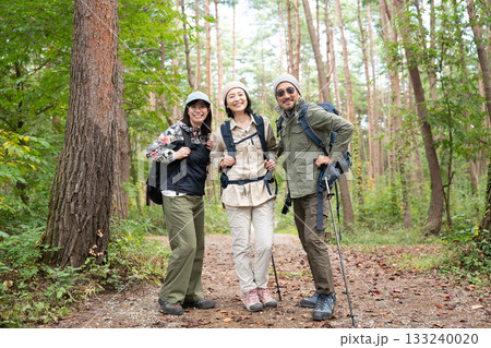 キャンプで料理を楽しむ家族　山梨・八ヶ岳 133240020