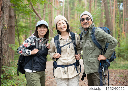 キャンプで料理を楽しむ家族 山梨・八ヶ岳 キャンプで料理を楽しむ家族 山梨・八ヶ岳 133240022