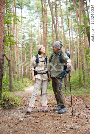 キャンプで料理を楽しむ家族 山梨・八ヶ岳 キャンプで料理を楽しむ家族 山梨・八ヶ岳 133240034