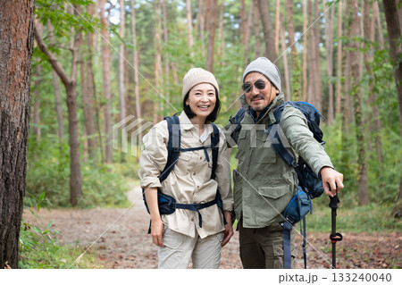 キャンプで料理を楽しむ家族　山梨・八ヶ岳 133240040