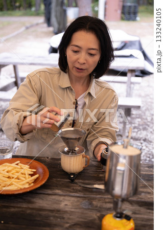 キャンプ場でコーヒーを楽しむ　山梨・八ヶ岳 133240105