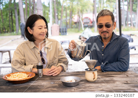 キャンプ場でコーヒーを楽しむ　山梨・八ヶ岳 133240107