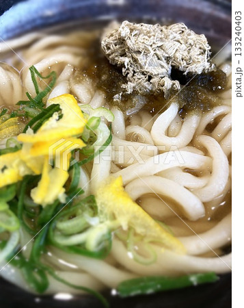 うどんのチェーン店で食べる「ゆずとろろ昆布うどん」 うどんのチェーン店で食べる「ゆずとろろ昆布うどん」 133240403