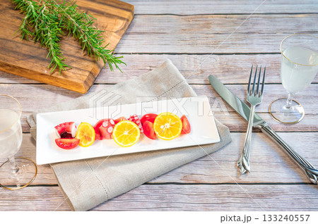 白い皿に盛られたオードブル 白い皿に盛られたオードブル 133240557