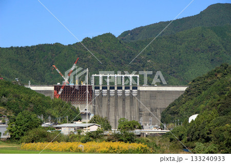 秋の快晴の青空を背景にダム工事中のある風景 秋の快晴の青空を背景にダム工事中のある風景 133240933