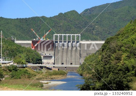 秋の快晴の青空を背景にダム工事中のある風景 133240952