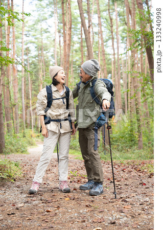 登山をする夫婦　山梨・八ヶ岳 133240998