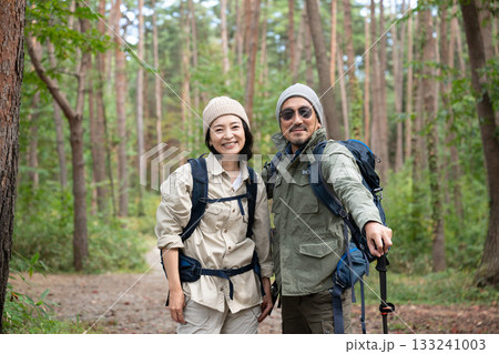 登山をする夫婦　山梨・八ヶ岳 133241003