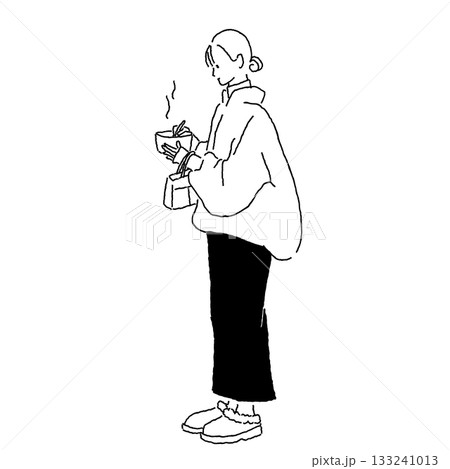 冬の屋台フードを食べる女性のモノクロ線画イラスト 133241013