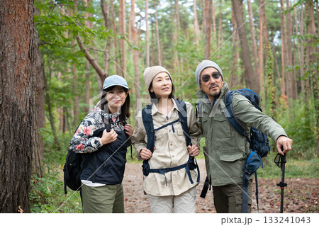 登山をするファミリー　山梨・八ヶ岳 133241043