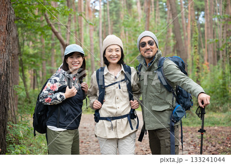 登山をするファミリー　山梨・八ヶ岳 133241044