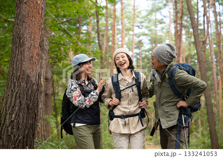 登山をするファミリー　山梨・八ヶ岳 133241053