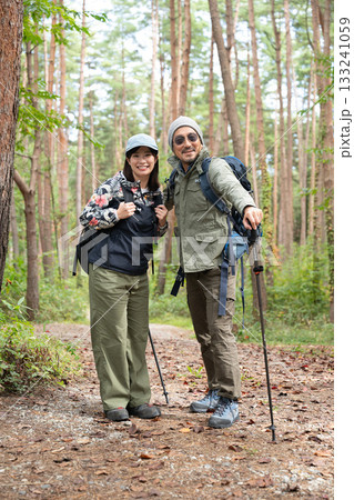登山をするファミリー 山梨・八ヶ岳 登山をするファミリー 山梨・八ヶ岳 133241059