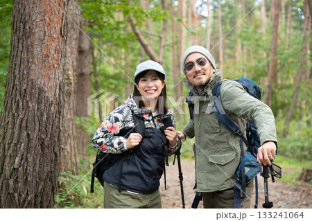 登山をするファミリー 山梨・八ヶ岳 登山をするファミリー 山梨・八ヶ岳 133241064
