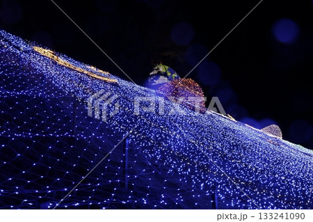 鳥取砂丘入口の段差に設けられた宇宙をテーマにしたイルミネーション 133241090