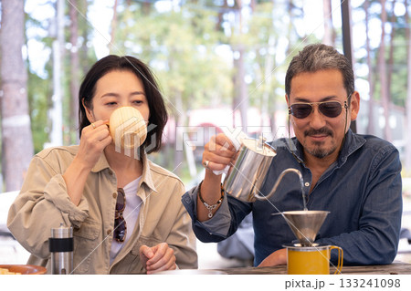 キャンプ場でコーヒーを楽しむシニアカップ 山梨・八ヶ岳 キャンプ場でコーヒーを楽しむシニアカップ 山梨・八ヶ岳 133241098