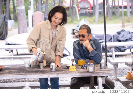 キャンプ場でコーヒーを楽しむシニアカップ 山梨・八ヶ岳 キャンプ場でコーヒーを楽しむシニアカップ 山梨・八ヶ岳 133241102