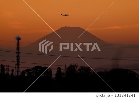 散歩の途中で見つけた冬のドラマチックな夕景 133241241