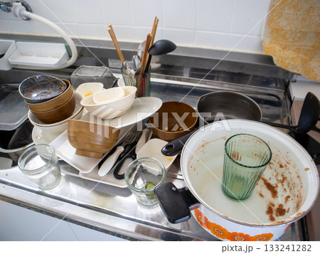 洗ってない食器で埋め尽くされたキッチン 洗ってない食器で埋め尽くされたキッチン 133241282