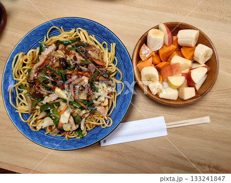 町の中華レストランで食べる五目あんかけ焼きそば(かた焼きそば)のランチセットの例 町の中華レストランで食べる五目あんかけ焼きそば(かた焼きそば)のランチセットの例 133241847