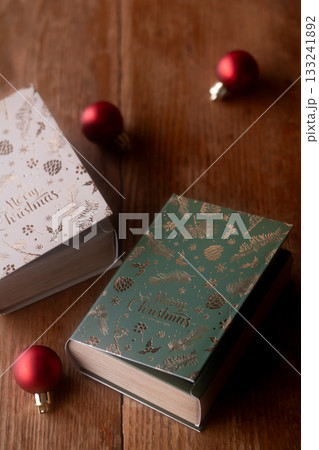 本好きな人へ、ブック型のクリスマスボックスでプレゼント 133241892
