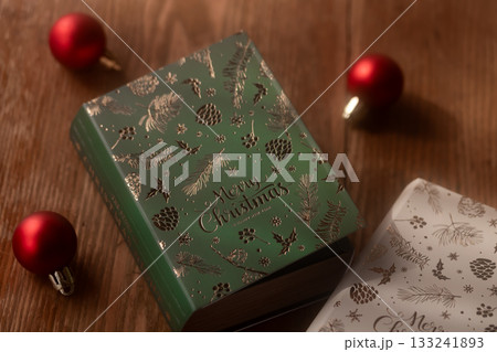 本好きな人へ、ブック型のクリスマスボックスでプレゼント 本好きな人へ、ブック型のクリスマスボックスでプレゼント 133241893