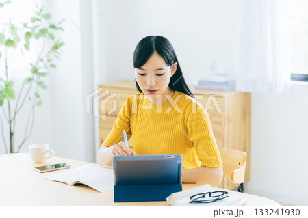 リビングでオンライン学習する大学生 133241930