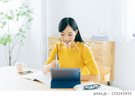 リビングでオンライン学習する大学生 リビングでオンライン学習する大学生 133241933