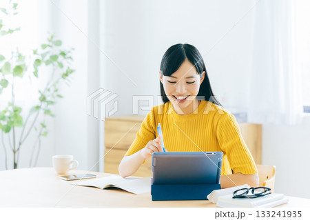 リビングでオンライン学習する大学生 リビングでオンライン学習する大学生 133241935