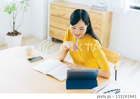 リビングでオンライン学習する大学生 リビングでオンライン学習する大学生 133241943