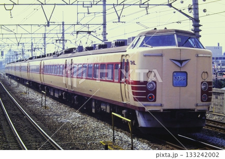 183系の内房線特急「さざなみ」8号、8M列車、本八幡、1982年6月6日 133242002