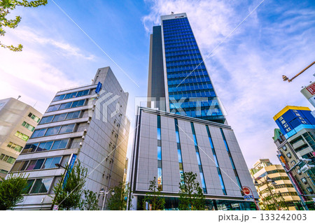 日本の東京都市景観　新風景。池袋駅前、「西口五差路」前の超高層ビル「 IT tower TOKYO」 133242003